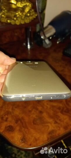 Телефон Samsung J7 NEO