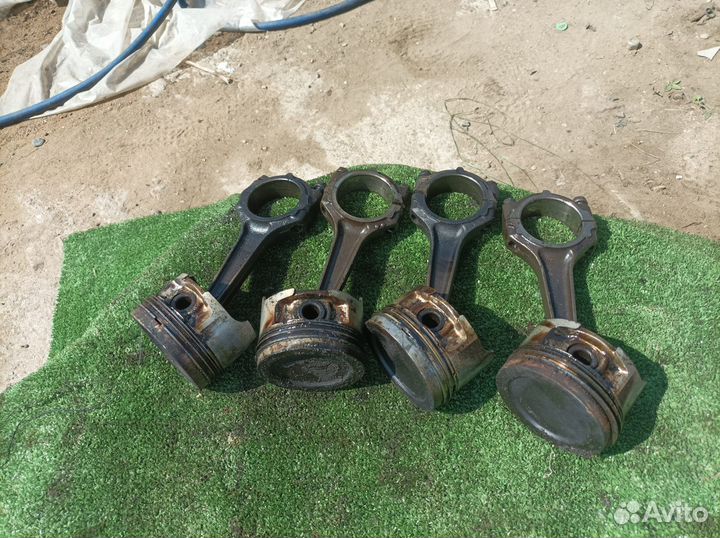 Поршень с шатуном Renault Laguna 1 F3P678 1,8 л