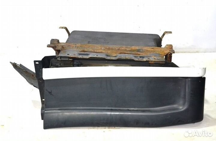 Боковое отделение для хранения снаружи кабины, лев