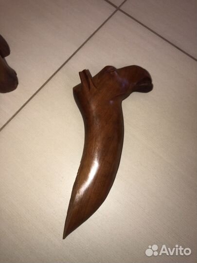 Фигура верблюда из дерева