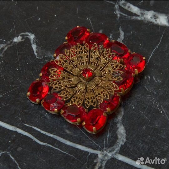 Брошь Квадрат с темно-красными камнями под золото