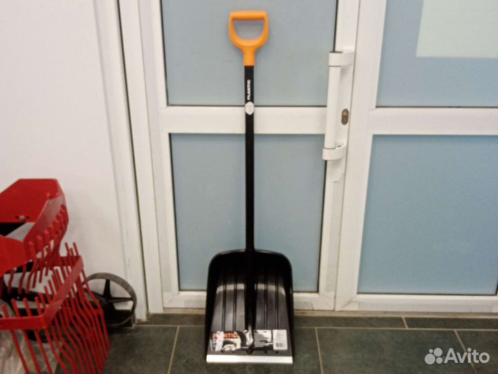 Лопата снеговая fiskars plantic snow