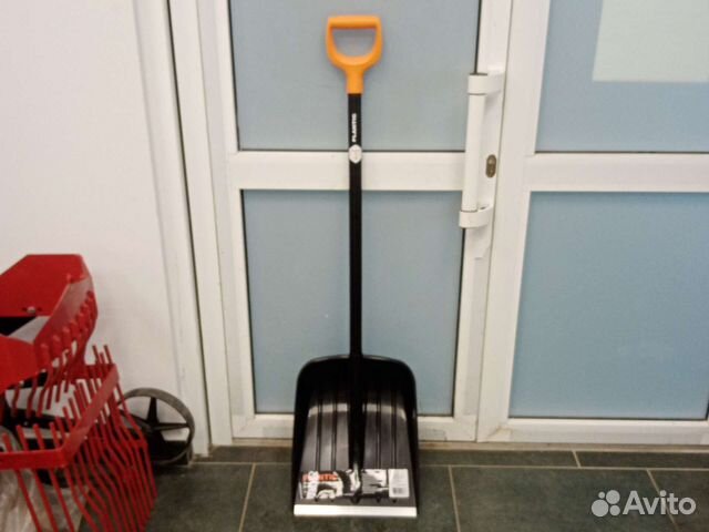 Лопата снеговая fiskars plantic snow