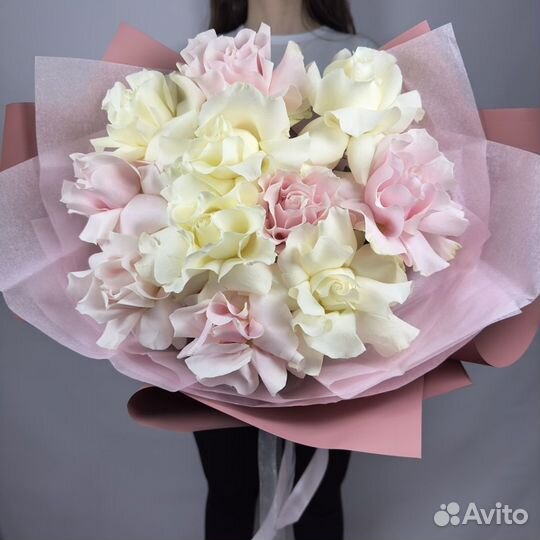 Букет из 11 белых и розовых французских роз
