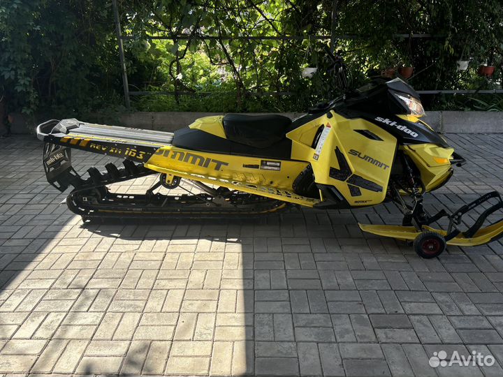 BRP Ski-Doo Summit X T3