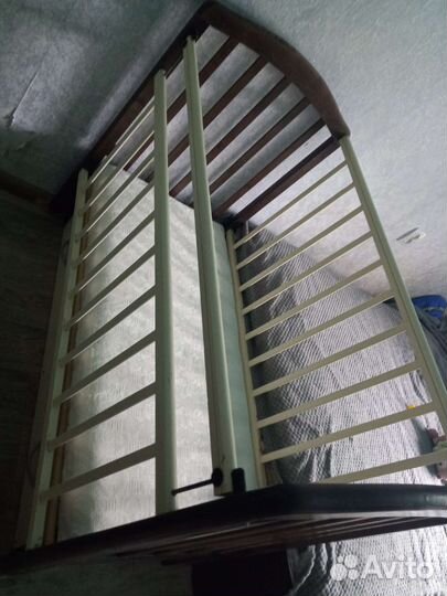 Детская кроватка с маятником