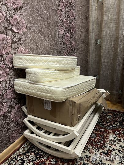 Детская кроватка с маятником