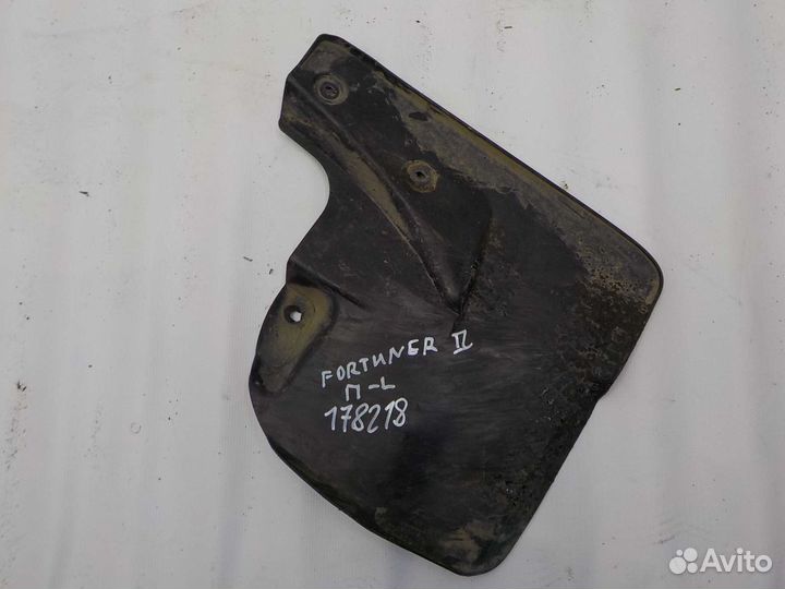 Брызговик toyota fortuner передний левый