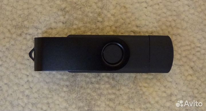 Новую флешку 32 Гб. Разъемы USB 3.0 и micro USB