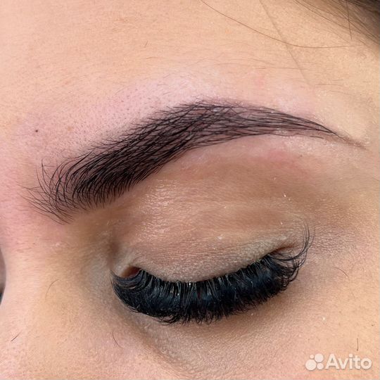 Модель на брови