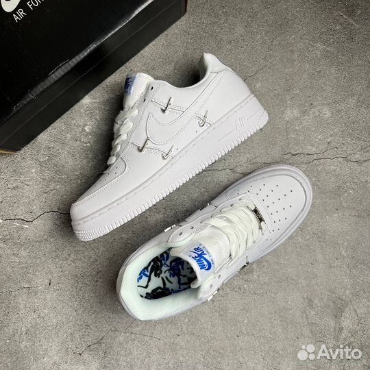 Nike air force 1 silver logo