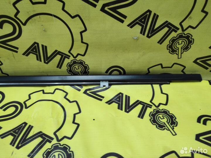 Молдинг стекла (на дверь) задний правый Nissan