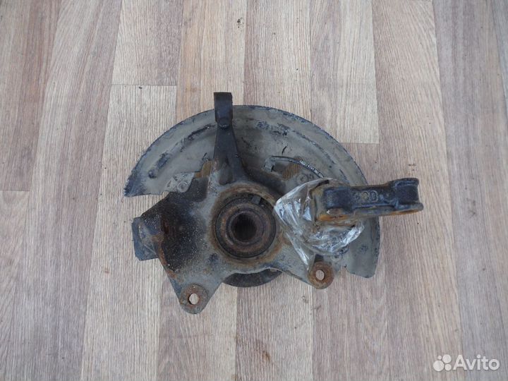 Кулак поворотный левый Renault Fluence 2012