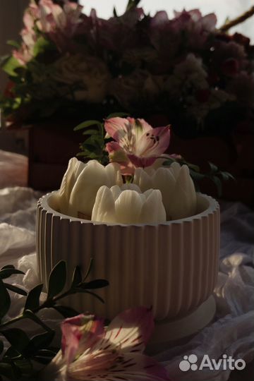 Свеча: тюльпаны в круглой форме