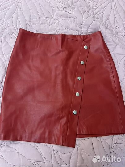 Юбка из экокожи красная
