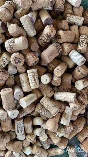 Пробки винные, бутылки и коробки