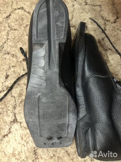 Лыжные ботинки 36-37 размер и лыжи с палками