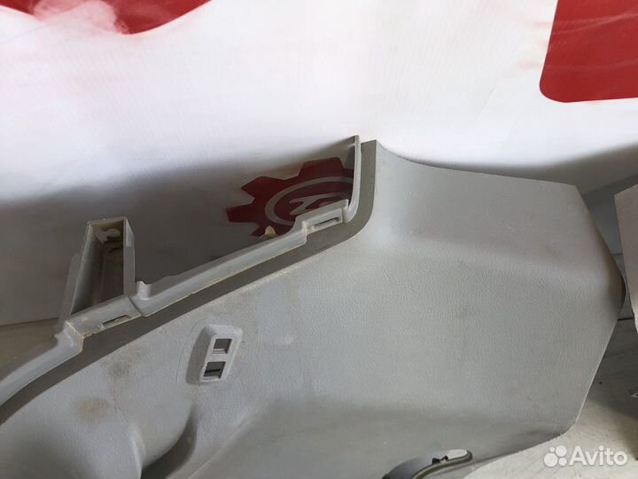 Toyota Highlander 2 Обшивка стойки багажника