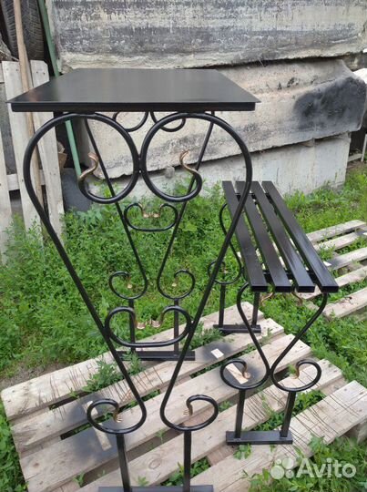 Столик и лавочка на кладбище