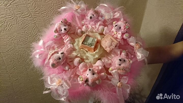 Букеты из конфет и мягких игрушек и мишки