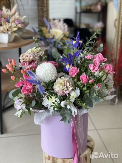 Цветы в шляпных коробках и корзинах