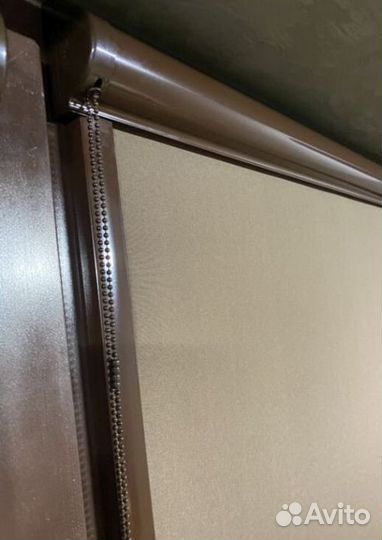 Рулонные шторы в коричневом коробе РКК-9203