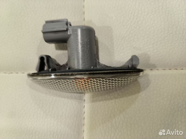 Повторитель поворотника для Toyota Auris E150