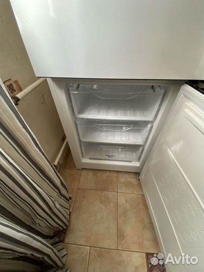 Холодильник Indesit DF 5200 W