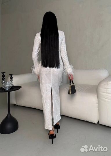 Платье с перьями