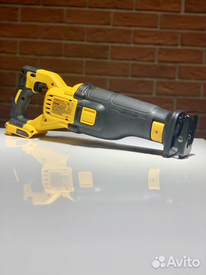 Аккумуляторная сабельная пила DeWalt DCS389