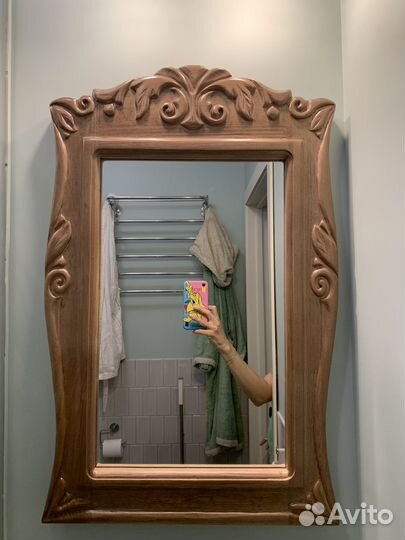 Зеркало настенное в резной деревянной раме