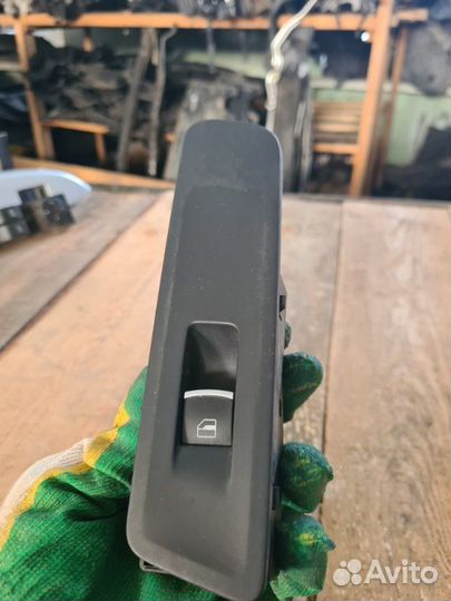 Кнопка стеклоподъемника Volkswagen Tiguan 1 2010