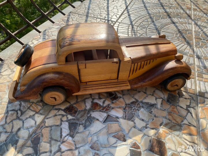 Автомобиль из дерева с Кубы