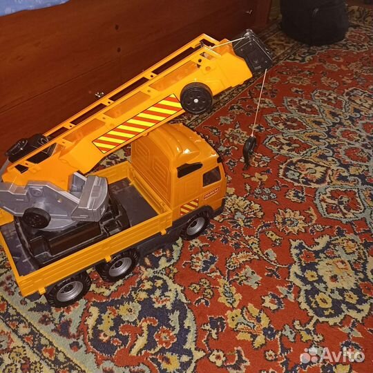 Подъемный кран игрушка