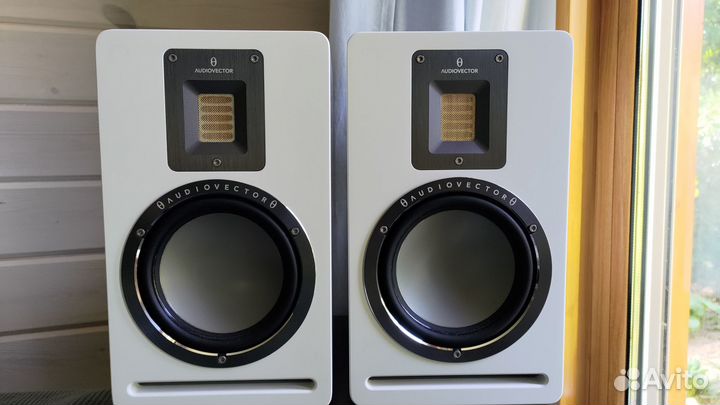 Полочная акустика Audiovector QR 1 White Silk