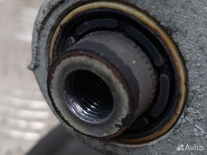 Кулак задний правый Volkswagen Tiguan 5N2 в сборе