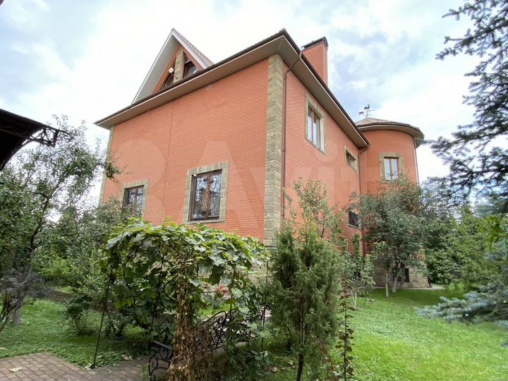 Дом 554 м² на участке 33 сот.