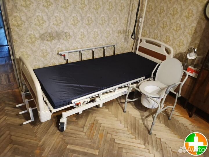 Медицинская кровать с регулировкой высоты