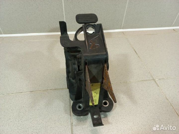 Педаль тормоза Renault Laguna 3