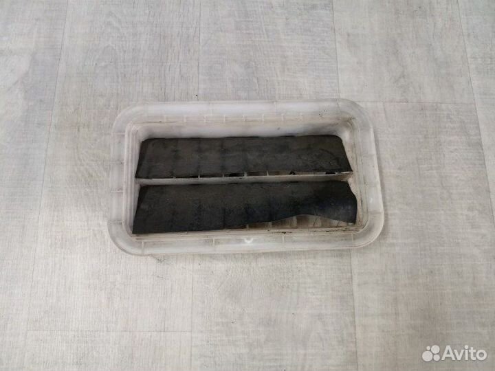 Решетка вентиляционная правая Toyota Avensis T250