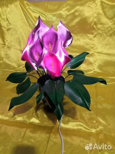 Горшочек цветов каллы. Светильник