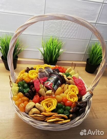Вкусный букет, букет в корзине