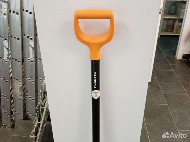 Лопата снеговая fiskars plantic snow