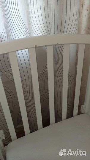 Детская кроватка с универсальным маятником