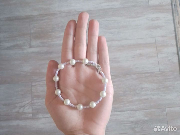 Браслет женский с белыми бусинами ручной работы