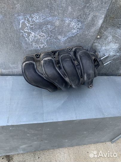 Впускной коллектор Toyota Wish ZNE 10 1.8 1ZZ