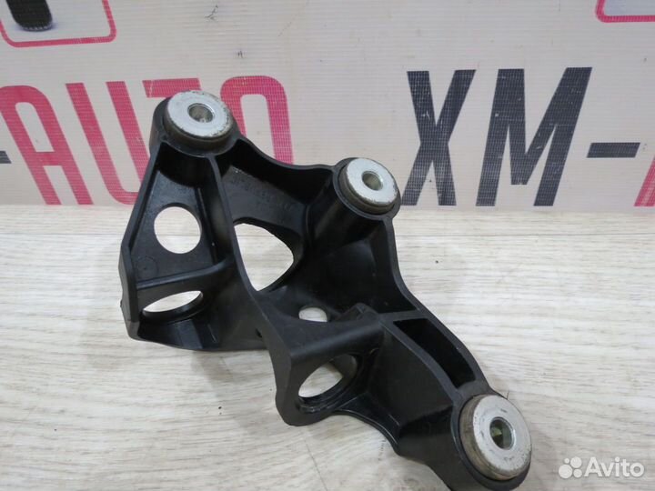 Крепление троса кпп Skoda Rapid