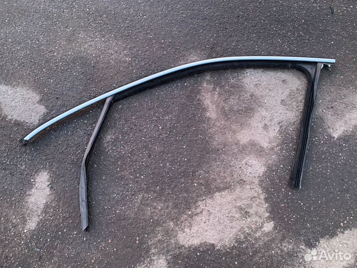 Направляющая стекла двери передней левой Touareg 2