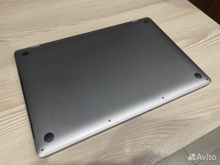 Macbook pro 15 2016 i7 16gb touch bar