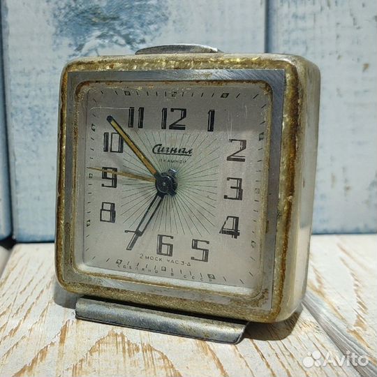 Часы-будильник Сигнал 11 камней, 1950е гг СССР